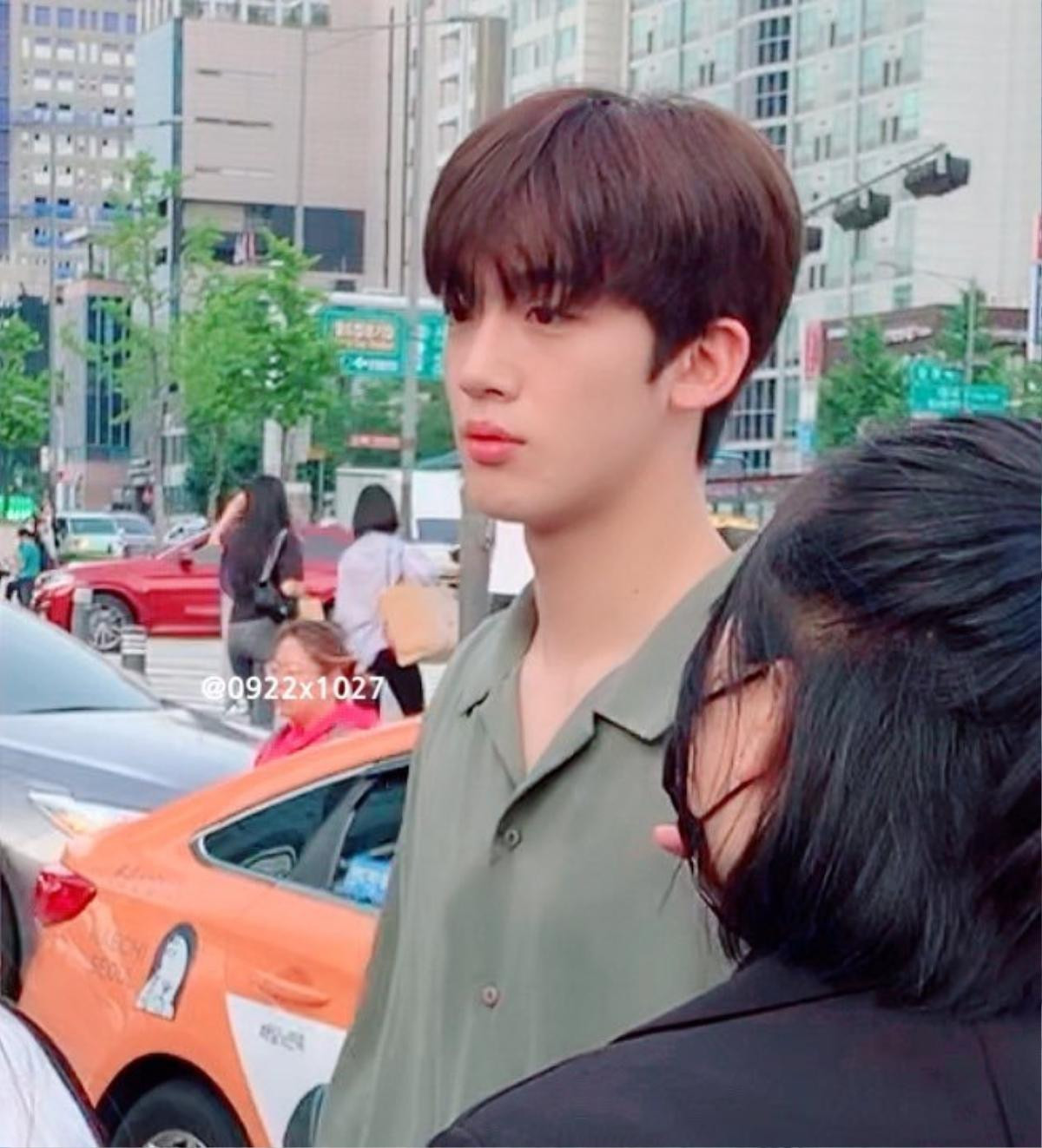 'Produce X 101': Trước khi tập 7 lên sóng tối nay, Kim Yo Han xuất hiện đẹp như hoa trên phố Ảnh 11