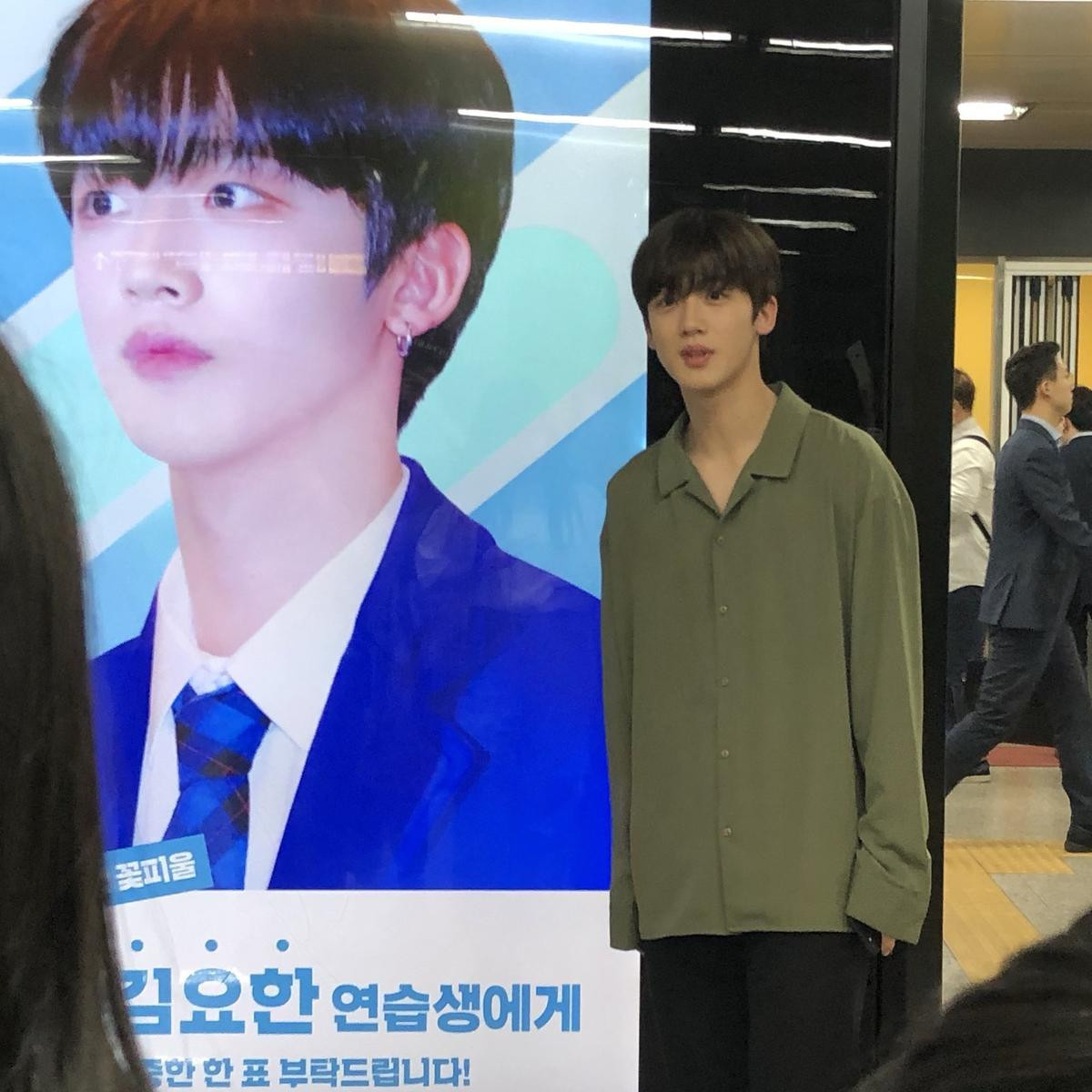 'Produce X 101': Trước khi tập 7 lên sóng tối nay, Kim Yo Han xuất hiện đẹp như hoa trên phố Ảnh 6