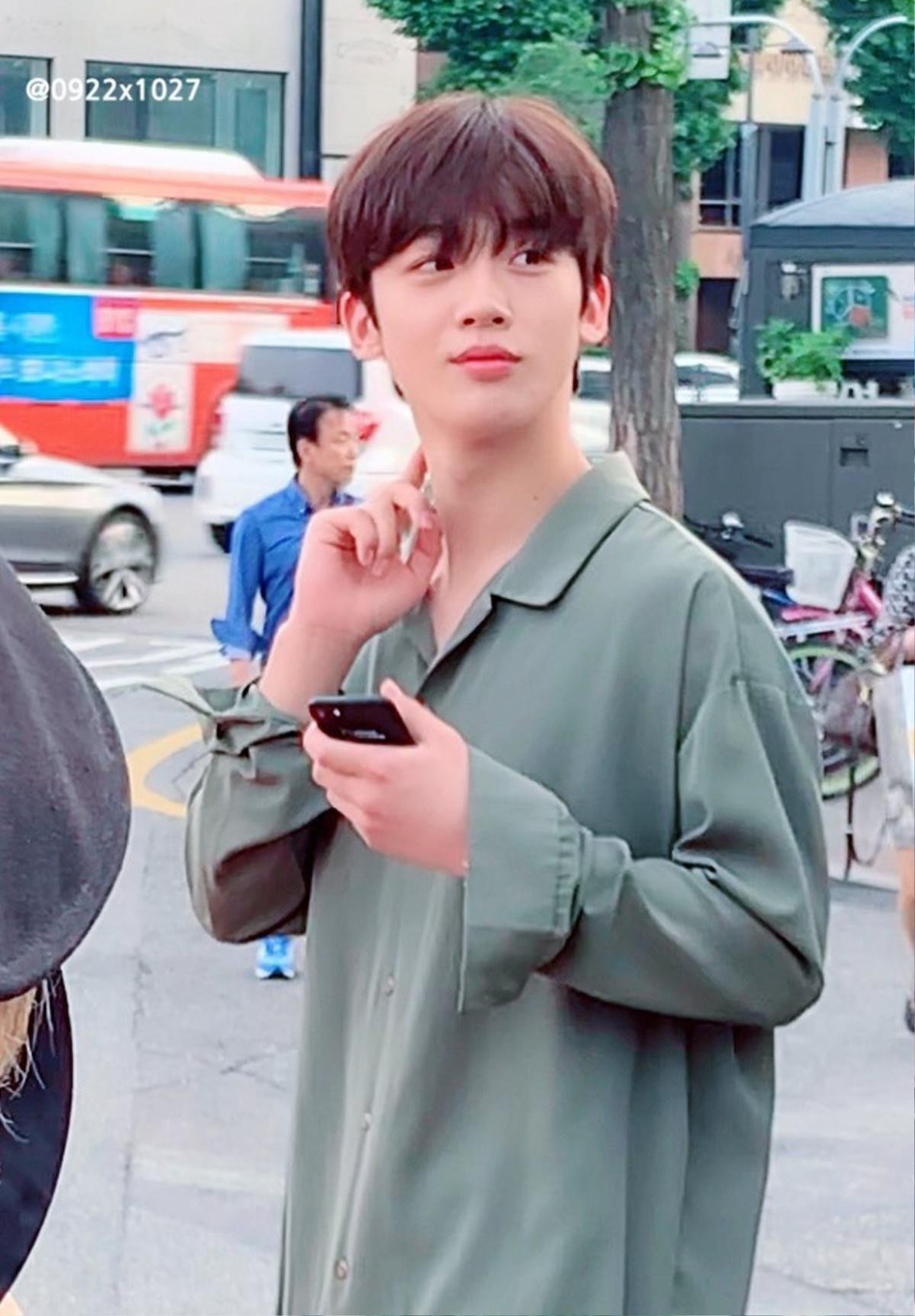 'Produce X 101': Trước khi tập 7 lên sóng tối nay, Kim Yo Han xuất hiện đẹp như hoa trên phố Ảnh 9