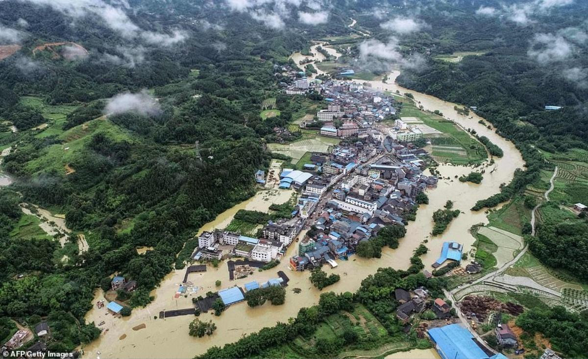 Giây phút lở đất ‘đánh bay’ hàng chục ô tô dạt khỏi đường Ảnh 1