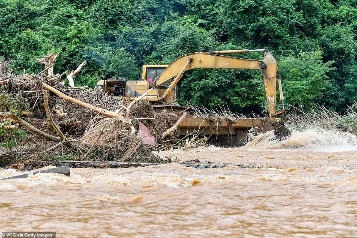 Giây phút lở đất ‘đánh bay’ hàng chục ô tô dạt khỏi đường Ảnh 3