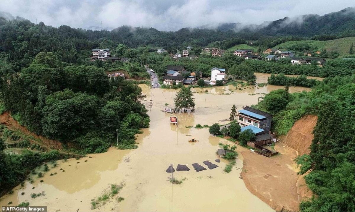 Giây phút lở đất ‘đánh bay’ hàng chục ô tô dạt khỏi đường Ảnh 4