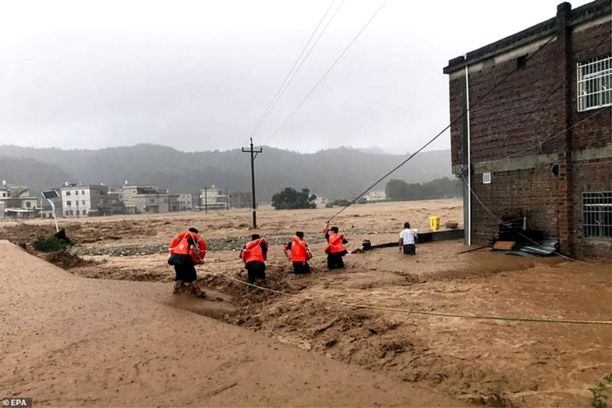 Giây phút lở đất ‘đánh bay’ hàng chục ô tô dạt khỏi đường Ảnh 5