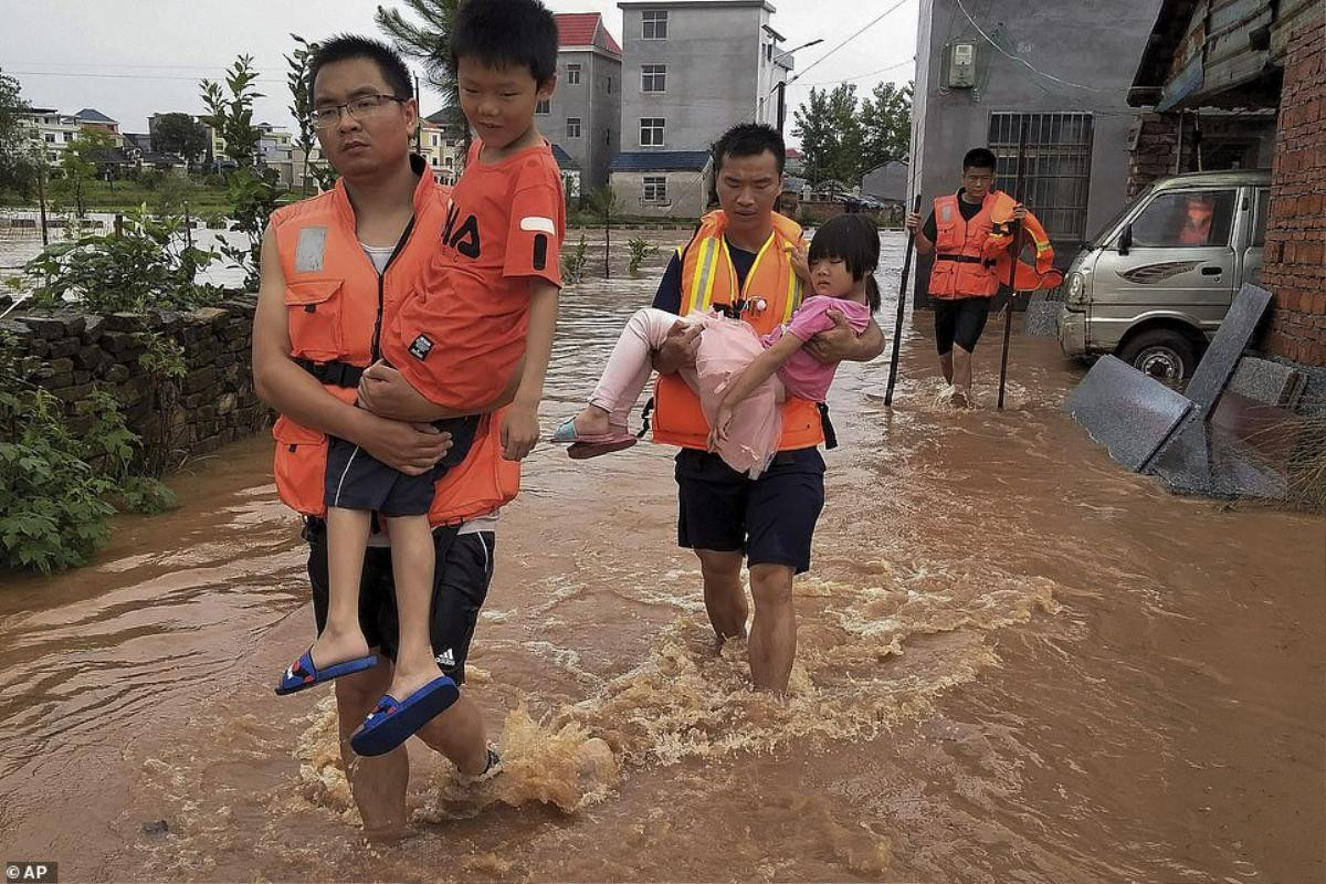 Giây phút lở đất ‘đánh bay’ hàng chục ô tô dạt khỏi đường Ảnh 6