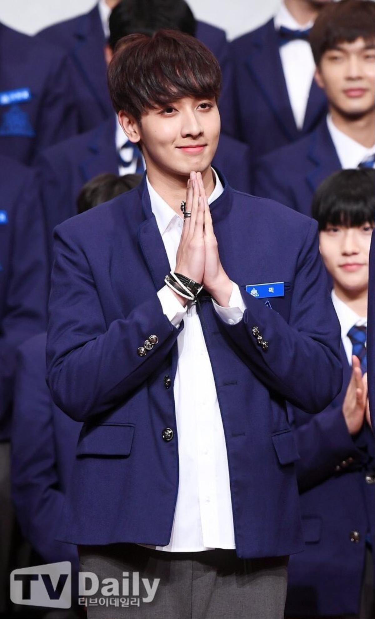 'Produce X 101': Diễn viên hàng đầu Thái Lan kêu gọi, ủng hộ con trai trên đường phố Seoul 3 ngày trời Ảnh 1