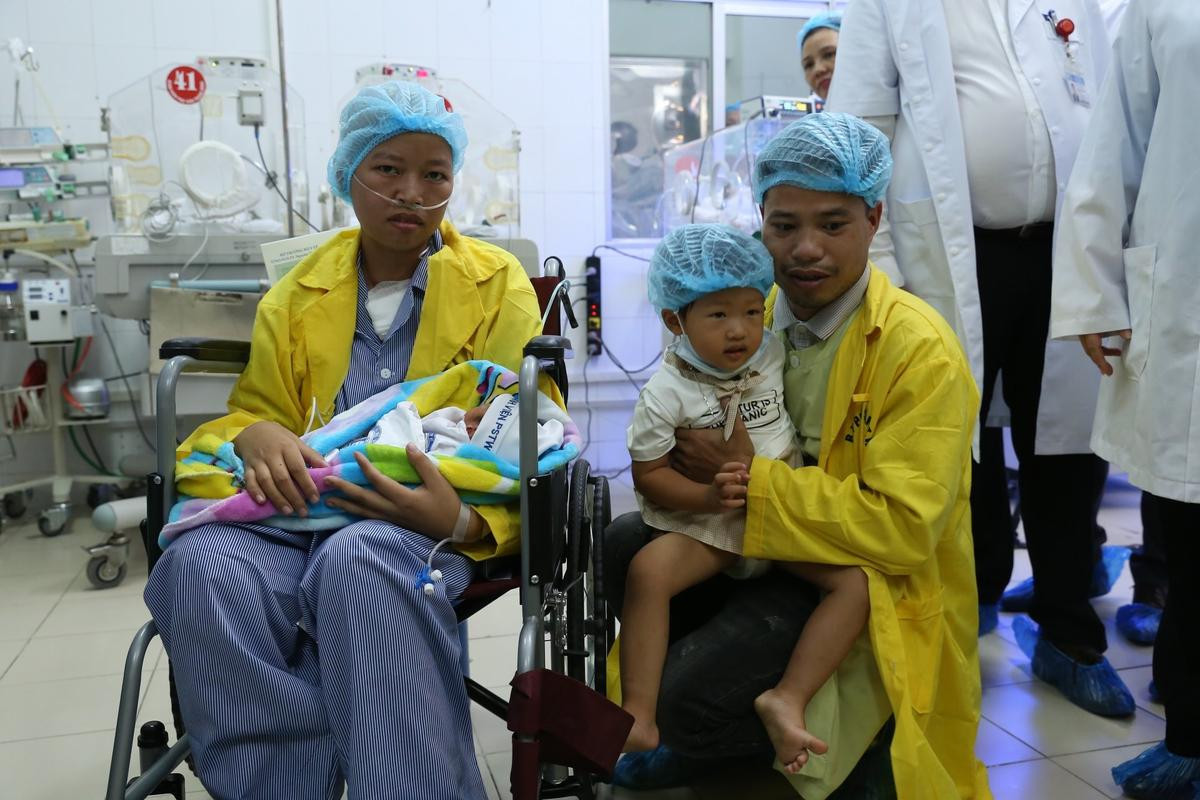 Xúc động giây phút người mẹ ung thư đoàn tụ bên con trai Bình An: ‘Ở đây ngoan, bao giờ mẹ khoẻ mẹ sang’ Ảnh 6