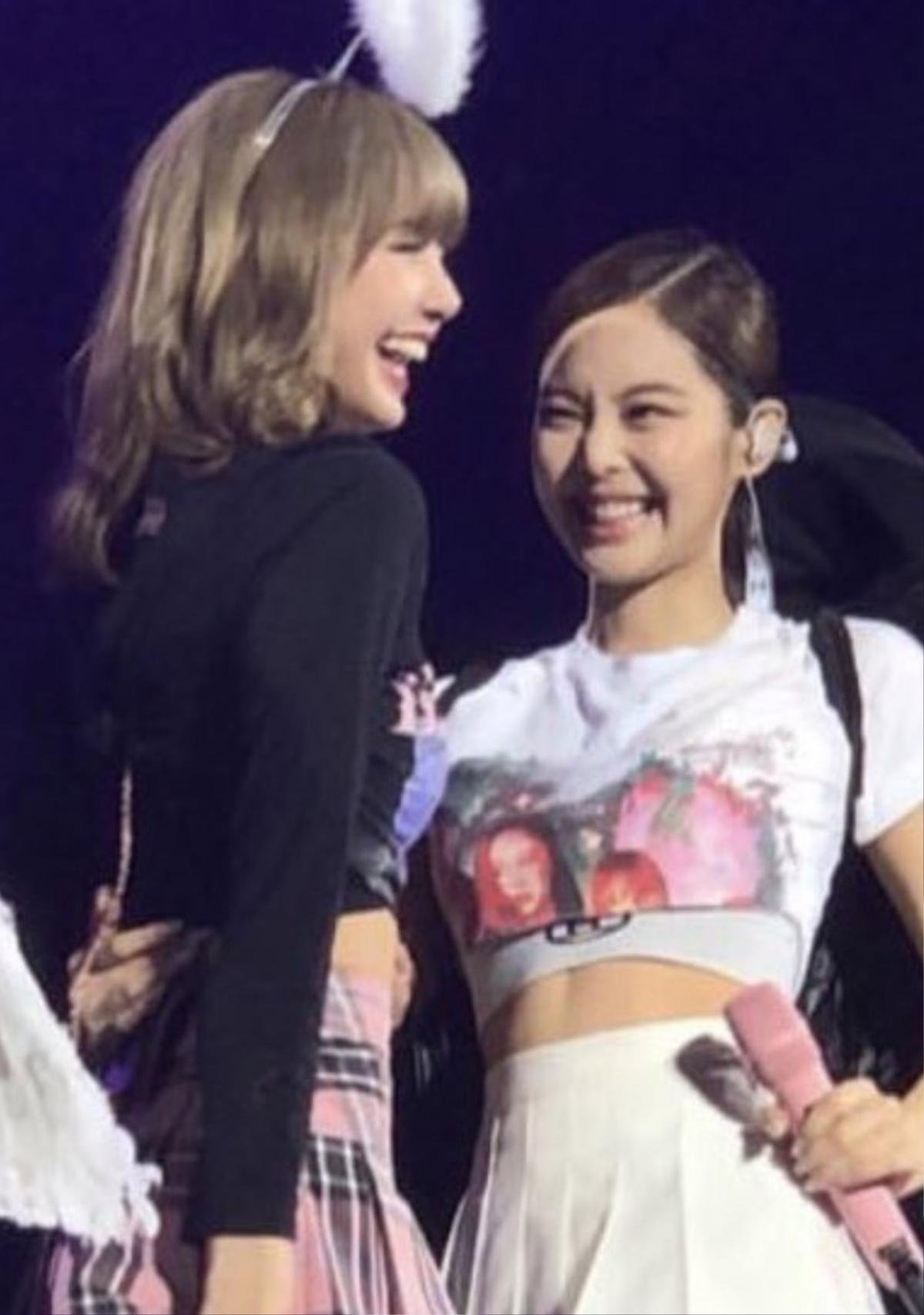 Fan thi nhau 'chèo thuyền' #Jenlisa sau concert của BlackPink tại Sydney Ảnh 3