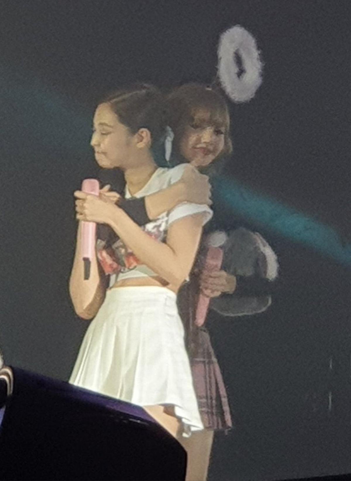 Fan thi nhau 'chèo thuyền' #Jenlisa sau concert của BlackPink tại Sydney Ảnh 2