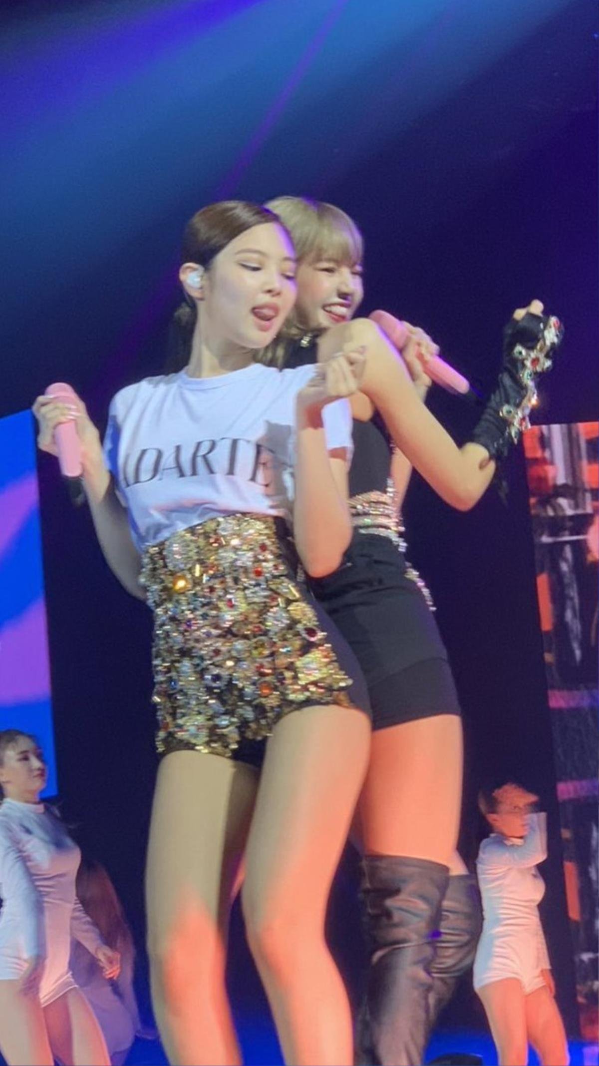 Fan thi nhau 'chèo thuyền' #Jenlisa sau concert của BlackPink tại Sydney Ảnh 4