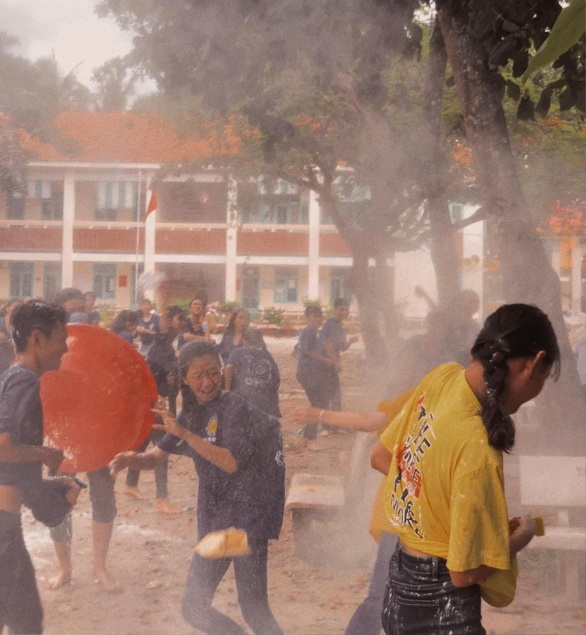 Nhận được 'thư khiêu chiến', học sinh trường THPT Tịnh Biên đem cả xe gắn máy, bình xịt thuốc trừ sâu vào màn ‘đại chiến bong bóng nước’ Ảnh 8