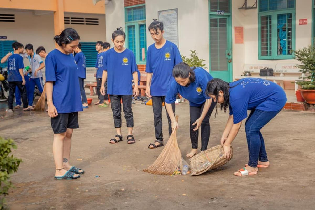 Nhận được 'thư khiêu chiến', học sinh trường THPT Tịnh Biên đem cả xe gắn máy, bình xịt thuốc trừ sâu vào màn ‘đại chiến bong bóng nước’ Ảnh 13