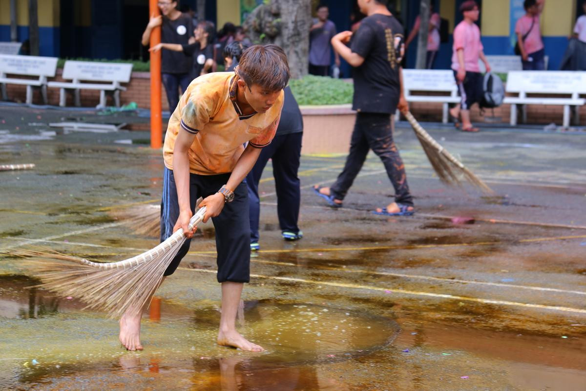 'Cuộc chiến' bột màu tưng bừng chẳng thua kém những lễ hội đường phố của học sinh trường THPT Trần Khai Nguyên Ảnh 12