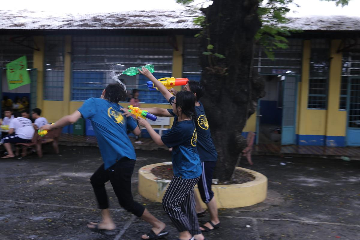 'Cuộc chiến' bột màu tưng bừng chẳng thua kém những lễ hội đường phố của học sinh trường THPT Trần Khai Nguyên Ảnh 6