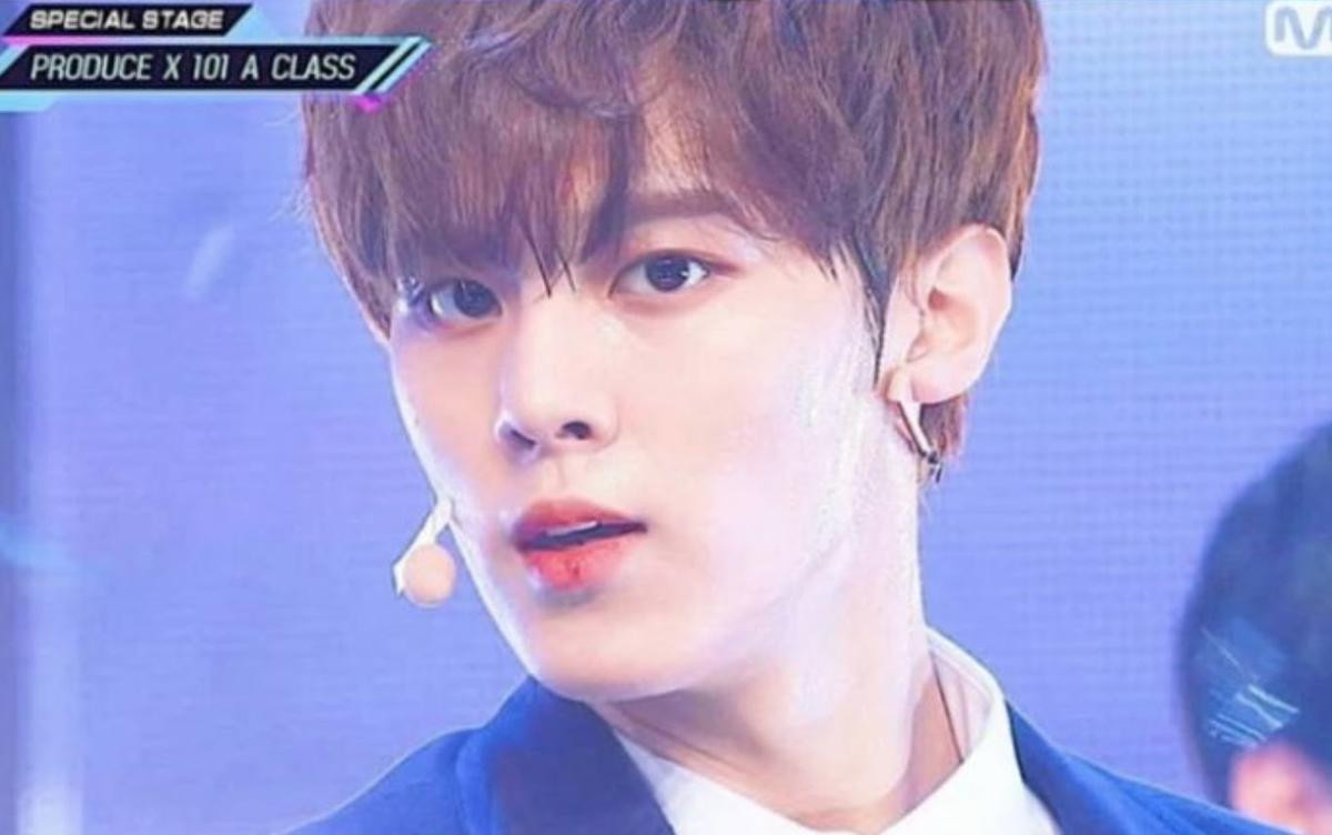 Thực tập sinh 'Produce X 101' Kim Wooseok khiến cộng đồng mạng tan chảy khi ăn bánh que cùng fan Ảnh 6