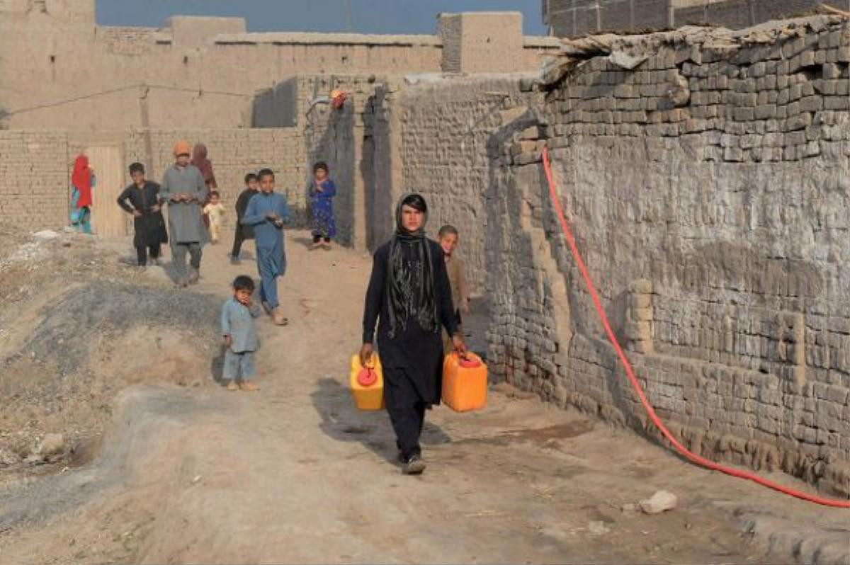 Những đứa trẻ đóng hai vai ở Afghanistan.