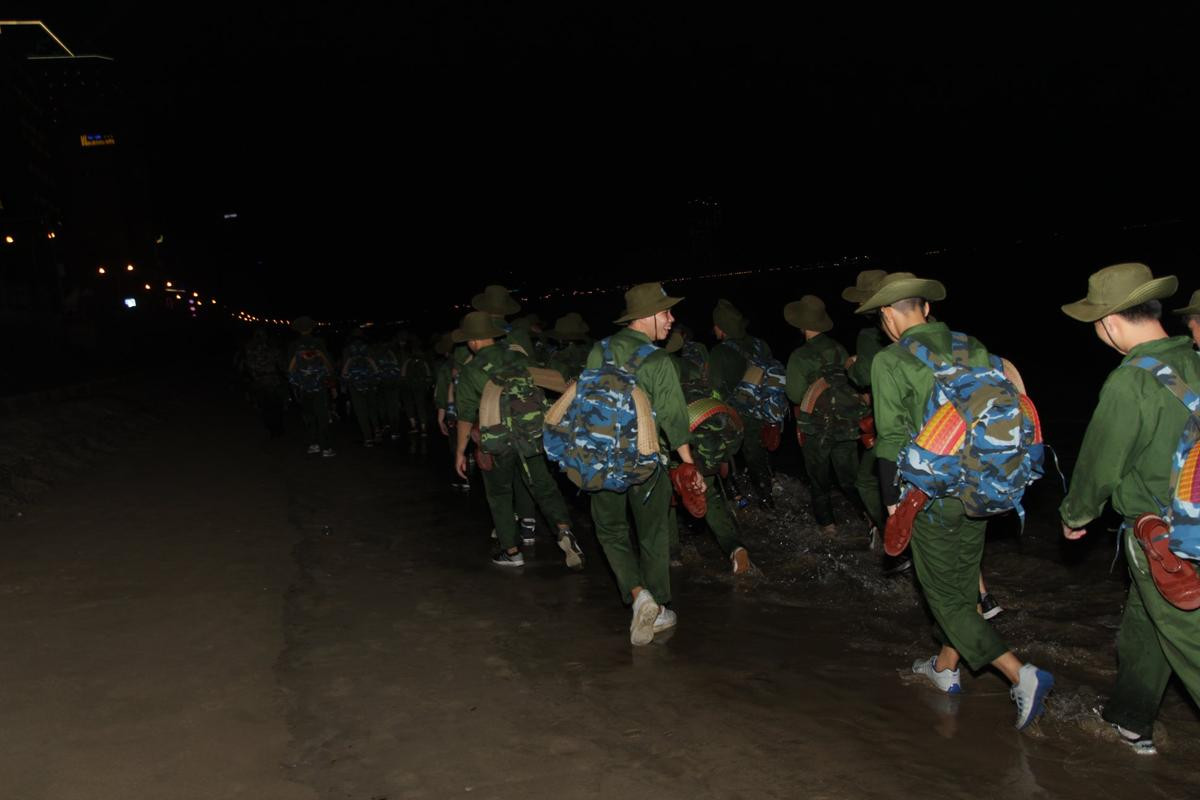 Sinh viên ĐH Tôn Đức Thắng trải nghiệm hoạt động 'hành quân đêm' cực thú vị trong kỳ học quân sự Ảnh 4