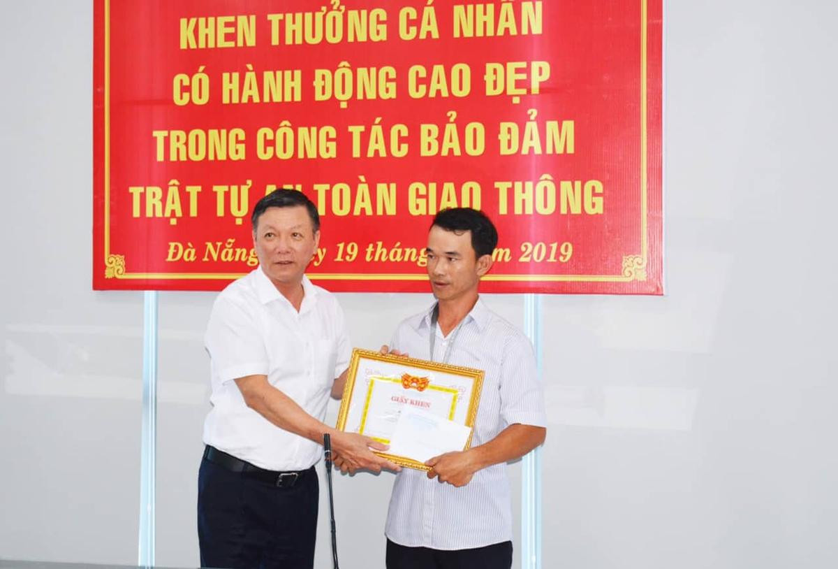 Đà Nẵng khen thưởng anh thợ đá đục bỏ khối bê tông giữa đường vì sợ người khác bị tai nạn Ảnh 1