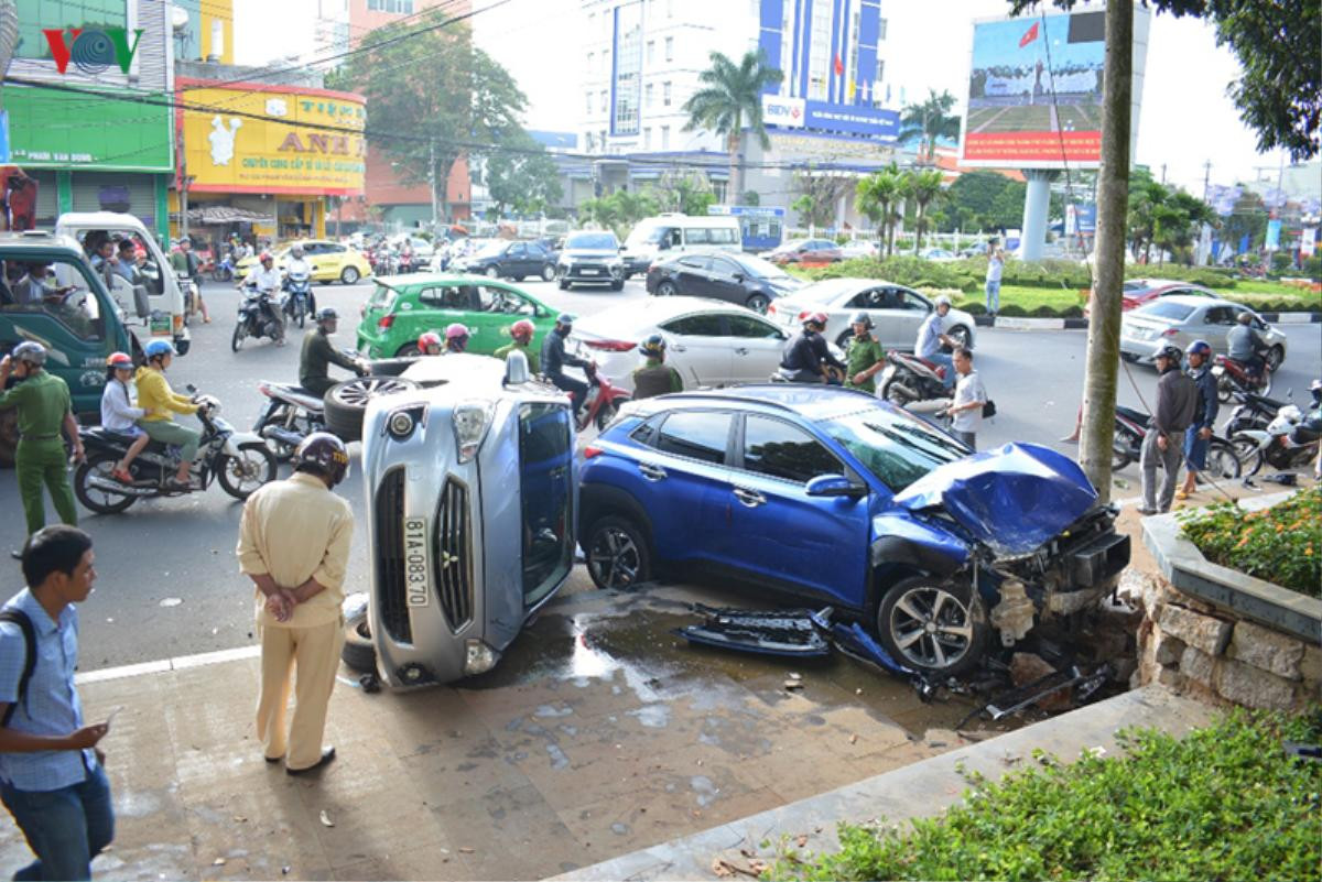 Ô tô 'điên' tông hàng loạt xe máy và ô tô con dừng chờ đèn đỏ Ảnh 1