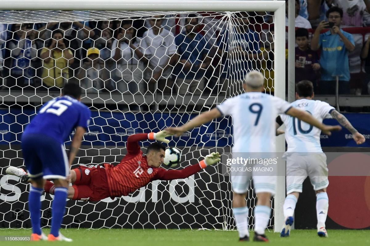 Messi nhổ nước bọt khi chứng kiến hàng thủ Argentina đá như 'mơ ngủ' Ảnh 3