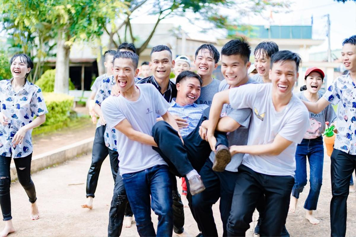 ‘Party ra trường’ hoành tráng của học sinh Đắk Lắk: Đánh trận giả, thỏa sức nướng heo và thưởng thức rượu cần Ảnh 12