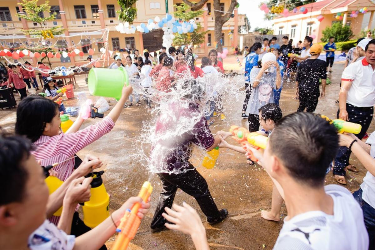 ‘Party ra trường’ hoành tráng của học sinh Đắk Lắk: Đánh trận giả, thỏa sức nướng heo và thưởng thức rượu cần Ảnh 3