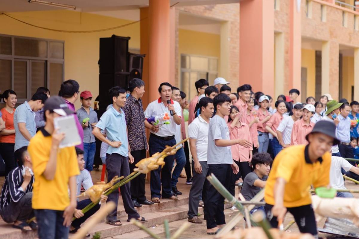 ‘Party ra trường’ hoành tráng của học sinh Đắk Lắk: Đánh trận giả, thỏa sức nướng heo và thưởng thức rượu cần Ảnh 4