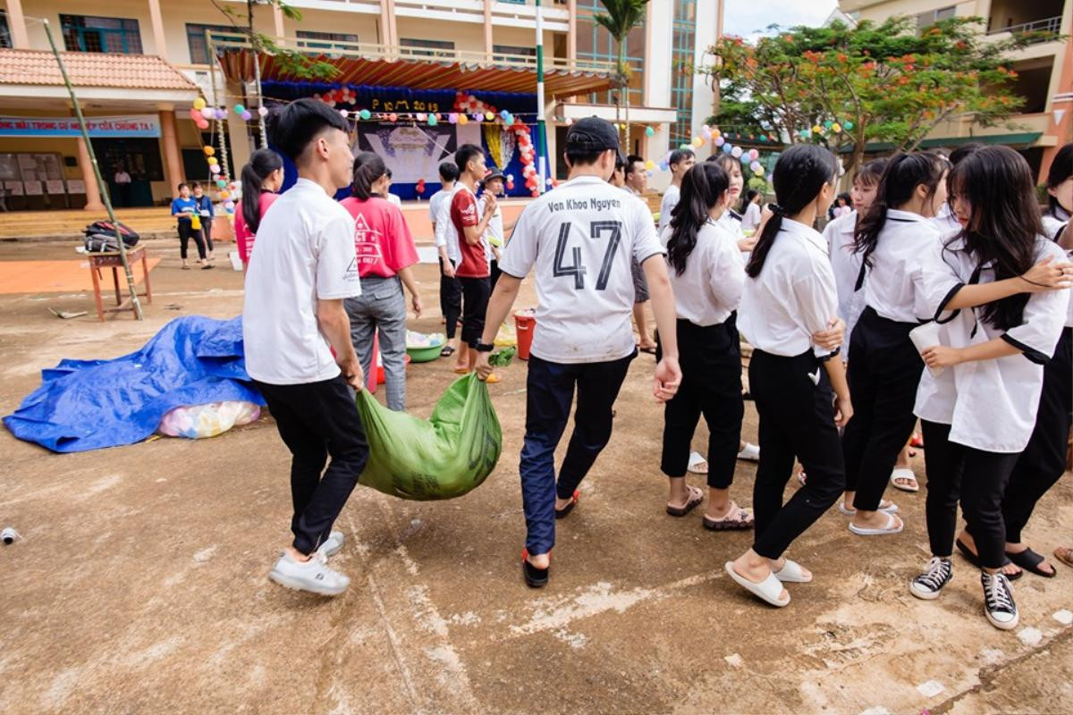 ‘Party ra trường’ hoành tráng của học sinh Đắk Lắk: Đánh trận giả, thỏa sức nướng heo và thưởng thức rượu cần Ảnh 8