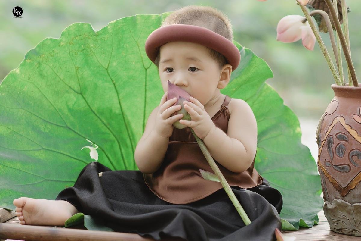 Ngủ gật bên hoa sen, bé trai 8 tháng tuổi khiến dân tình 'lịm tim' vì biểu cảm quá đáng yêu Ảnh 8