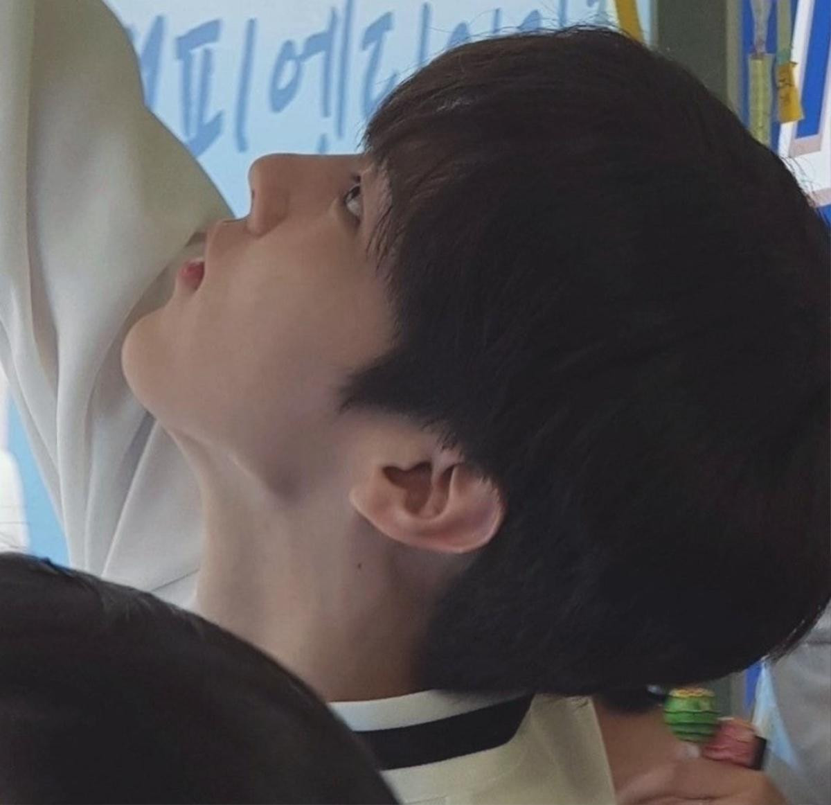 'Produce X 101': Kim Woo Seok ngạc nhiên trước hàng nghìn lời nhắn trên ảnh quảng cáo, tặng fan 1 thùng kèo mút Ảnh 7