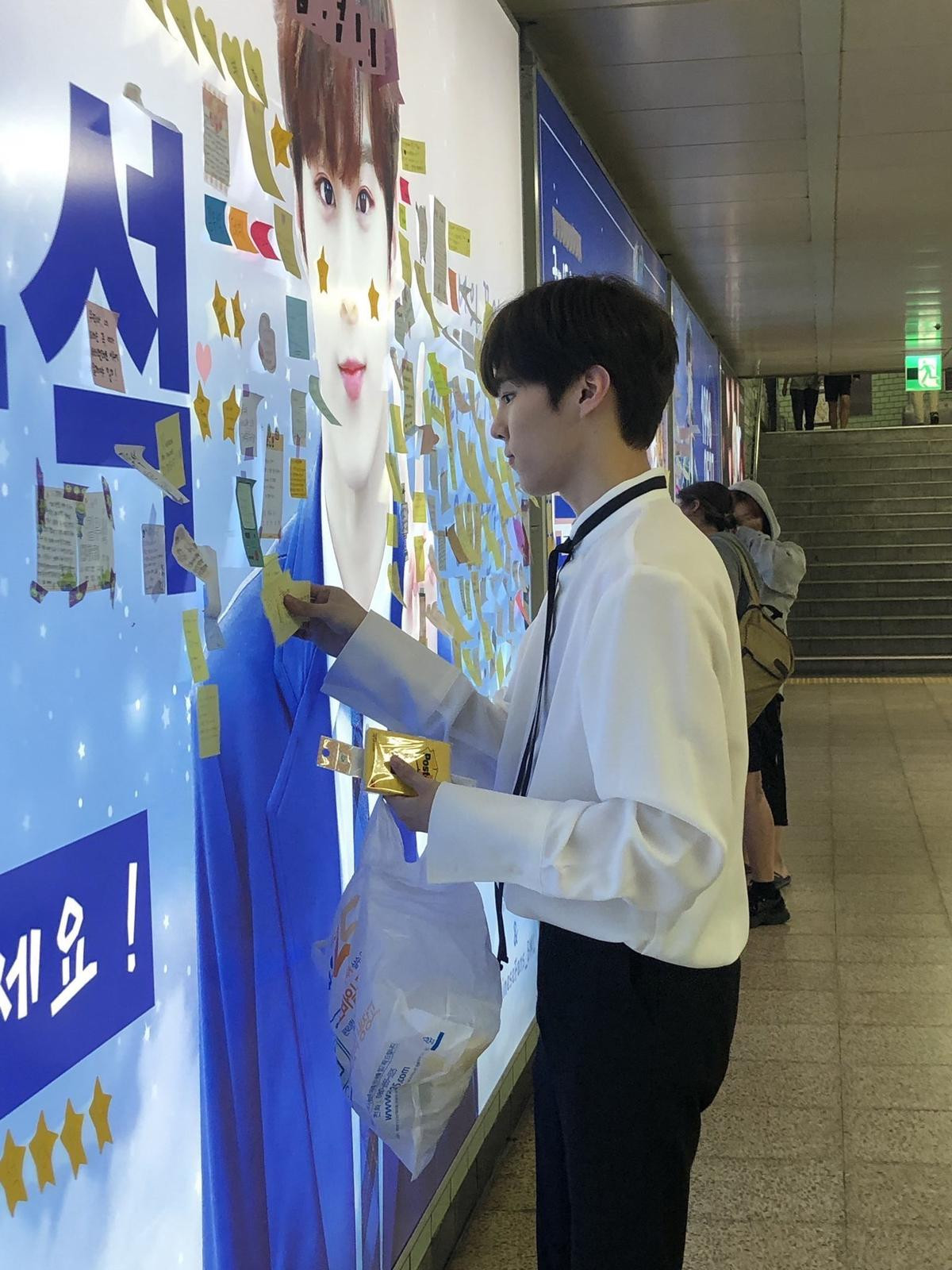 'Produce X 101': Kim Woo Seok ngạc nhiên trước hàng nghìn lời nhắn trên ảnh quảng cáo, tặng fan 1 thùng kèo mút Ảnh 12