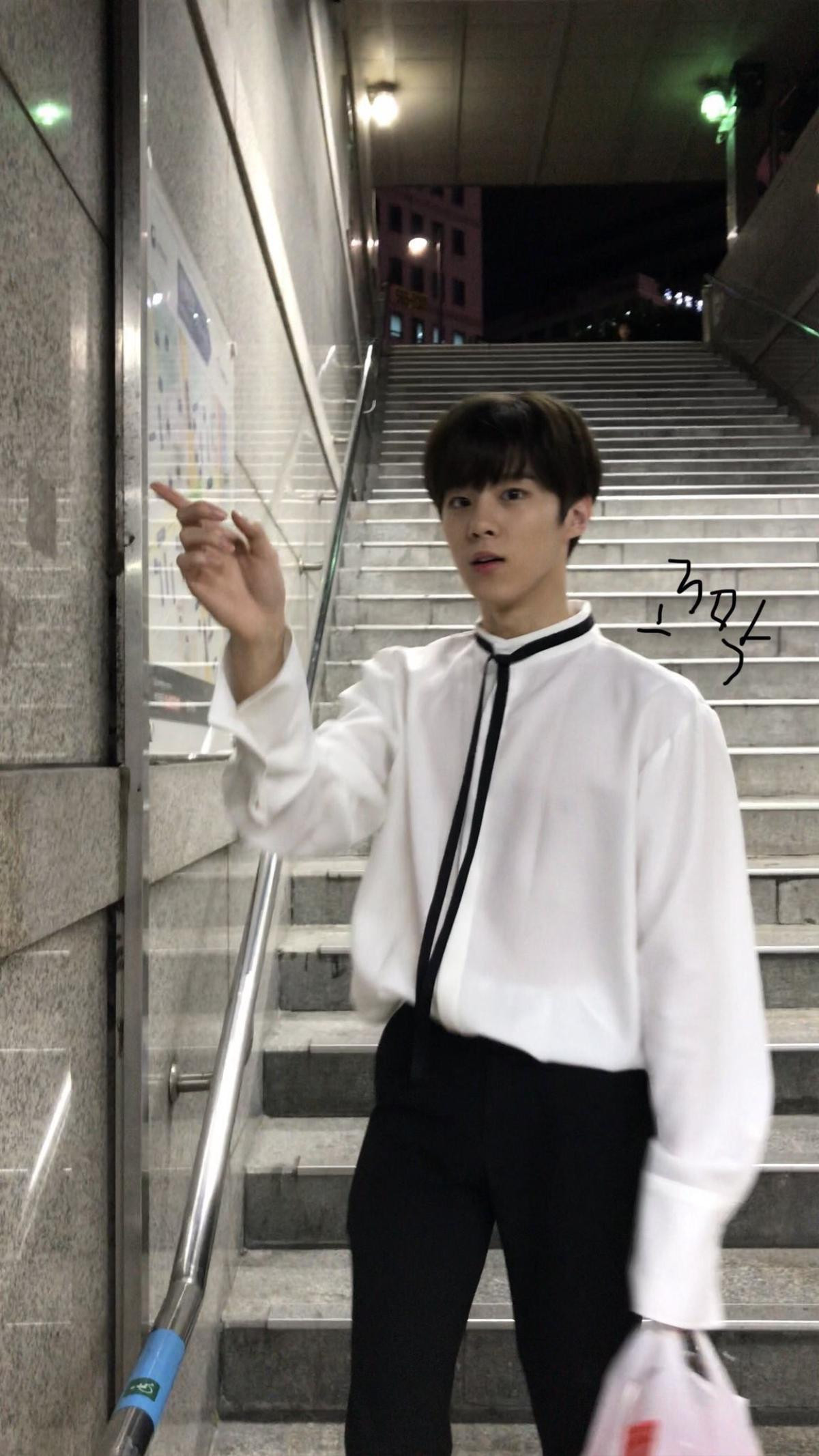 'Produce X 101': Kim Woo Seok ngạc nhiên trước hàng nghìn lời nhắn trên ảnh quảng cáo, tặng fan 1 thùng kèo mút Ảnh 1