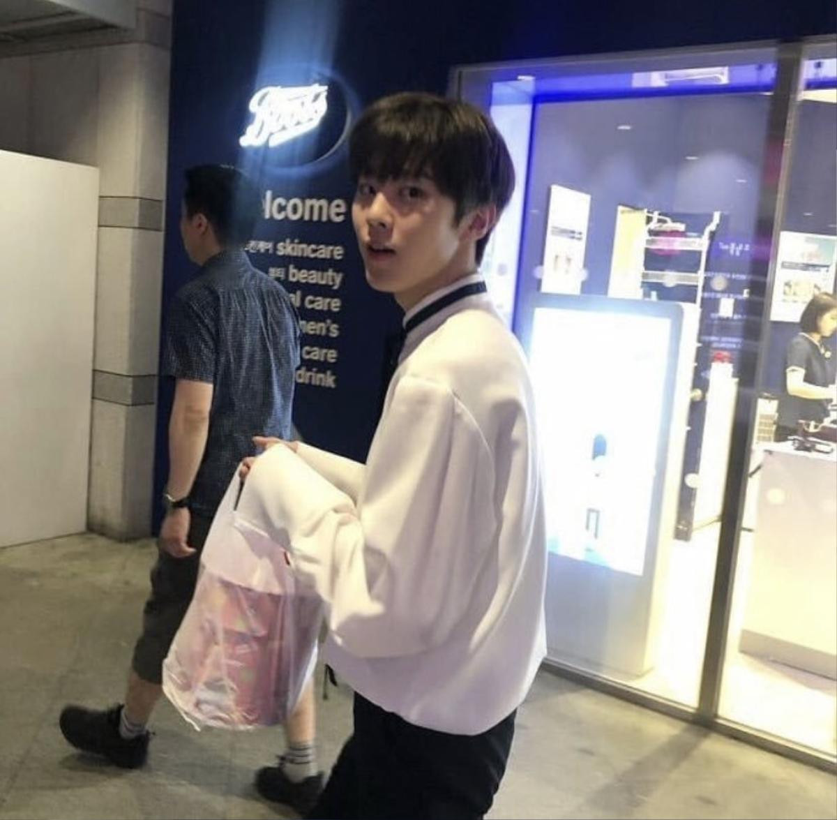 'Produce X 101': Kim Woo Seok ngạc nhiên trước hàng nghìn lời nhắn trên ảnh quảng cáo, tặng fan 1 thùng kèo mút Ảnh 3