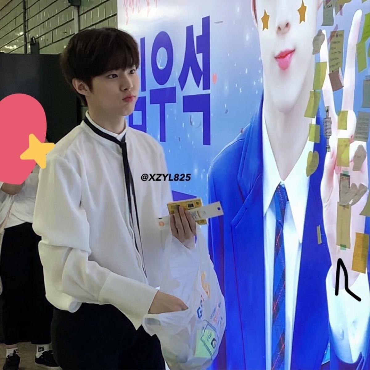 'Produce X 101': Kim Woo Seok ngạc nhiên trước hàng nghìn lời nhắn trên ảnh quảng cáo, tặng fan 1 thùng kèo mút Ảnh 2