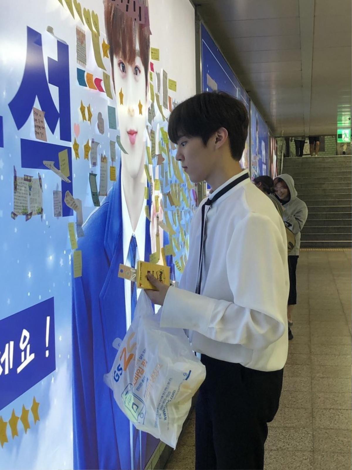 'Produce X 101': Kim Woo Seok ngạc nhiên trước hàng nghìn lời nhắn trên ảnh quảng cáo, tặng fan 1 thùng kèo mút Ảnh 13