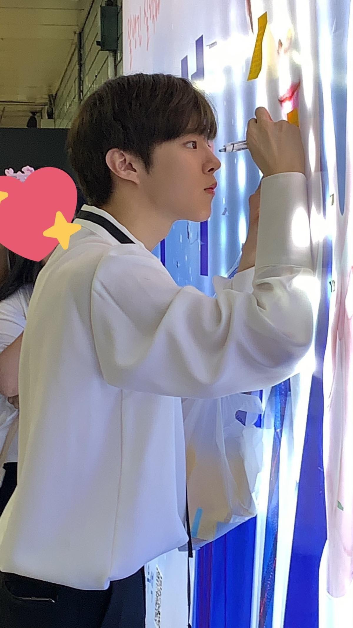 'Produce X 101': Kim Woo Seok ngạc nhiên trước hàng nghìn lời nhắn trên ảnh quảng cáo, tặng fan 1 thùng kèo mút Ảnh 8