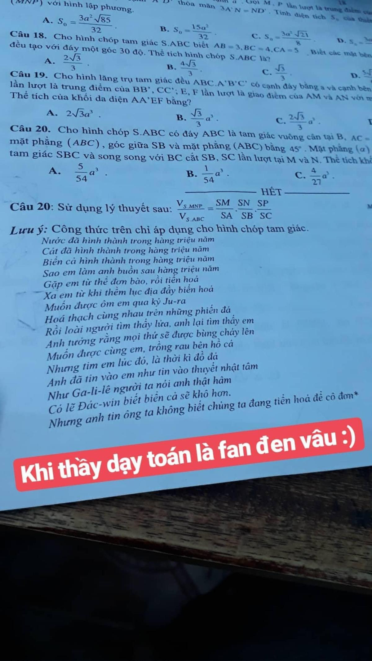 Thầy giáo dạy Toán bắt 'trend' cực nhanh, in cả lời bài hát mới nhất của Đen Vâu vào đề thi thử khiến học sinh thích thú vô cùng Ảnh 1