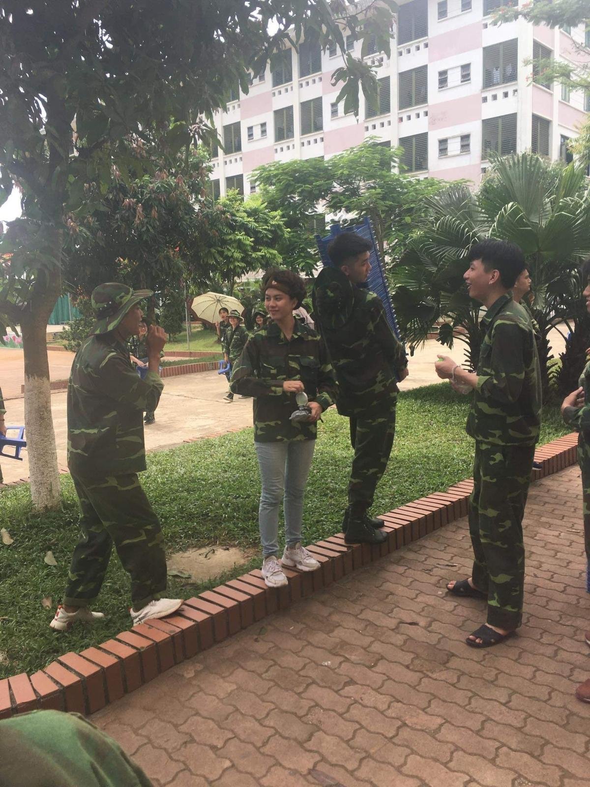 Biết tin Ánh Dương 'Về nhà đi con' học quân sự tại khu Hòa Lạc, sinh viên rần rần đòi đi học trở lại để được gặp 'tomboyloichoi' Ảnh 3