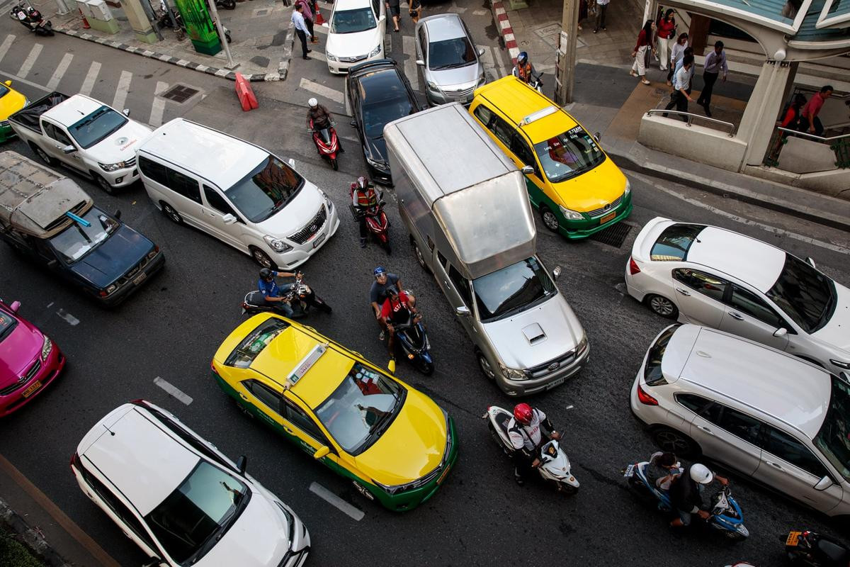 Với dân số 8,3 triệu người, thủ đô Bangkok có 9,7 triệu xe hai bánh đang hoạt động. Hình ảnh những chiếc xe máy chạy len lỏi và vây lấy xe hơi trên đường không còn lạ lẫm ở thành phố này. Ảnh: Jack Taylor.