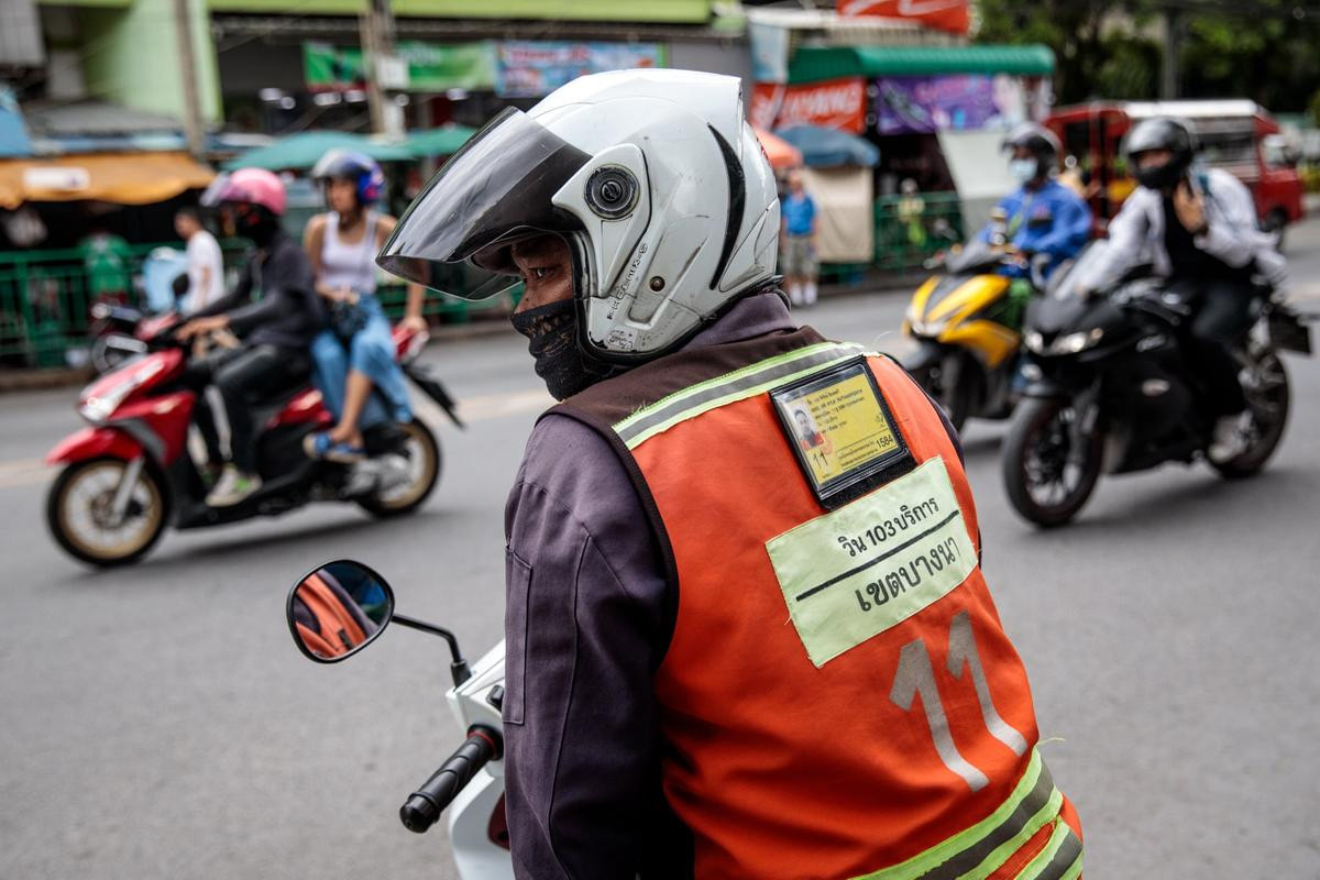 Một tài xế xe ôm truyền thống đang đứng đợi khách ở gần nơi xảy ra sự việc thương tâm. Ảnh: Jack Taylor.