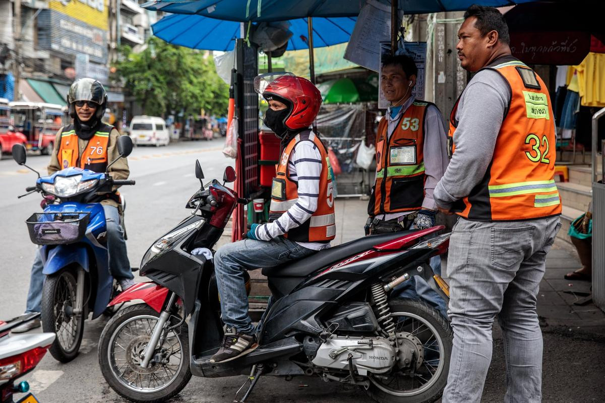 Gần khu vực xảy ra “huyết chiến”, các bác tài xe ôm truyền thống “đóng quân” dày đặc để chờ khách đi xe. Ảnh: Jack Taylor.