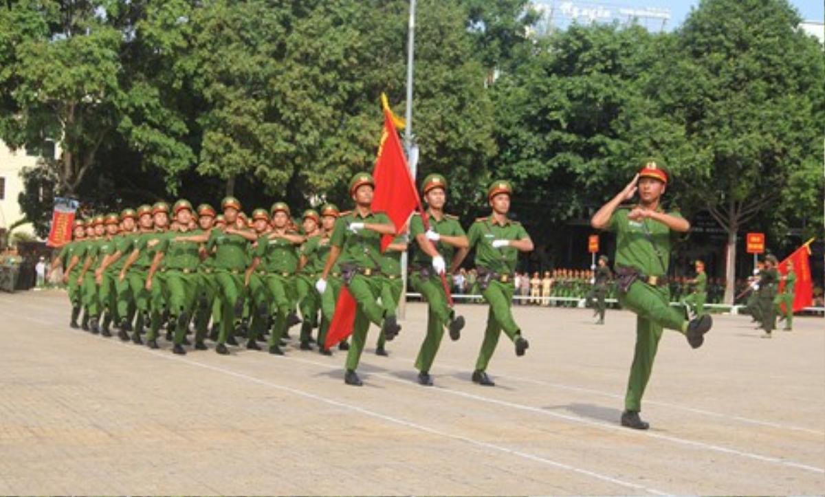 Những 'bông hồng thép' ôm súng diễu hành trong hội thi ở Tây Nguyên Ảnh 2