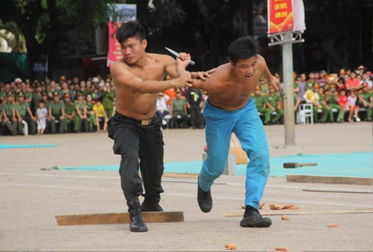 Những 'bông hồng thép' ôm súng diễu hành trong hội thi ở Tây Nguyên Ảnh 5