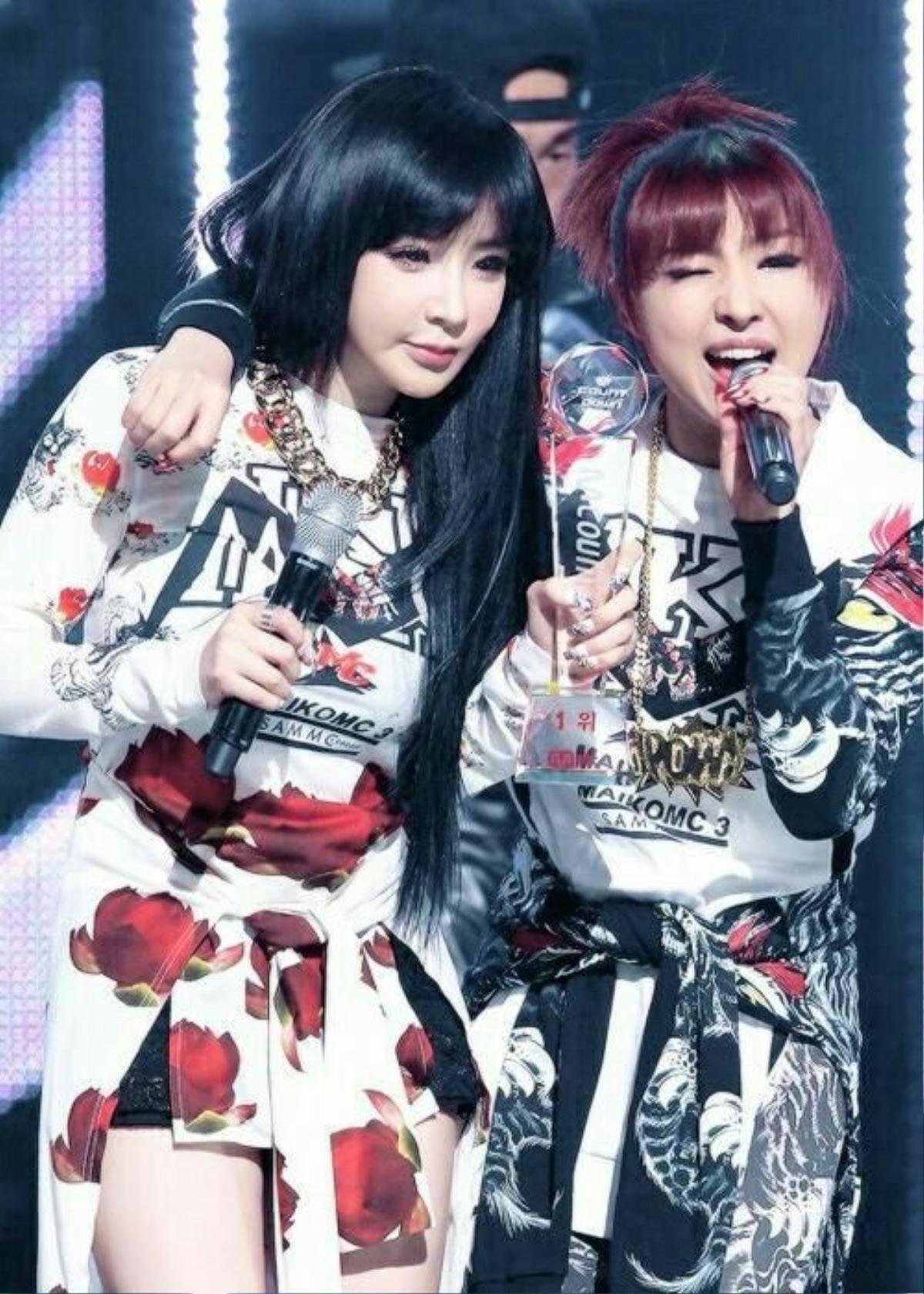 Park Bom không giấu nổi xúc động khi Minzy xuất hiện tại buổi kỉ niệm 10 năm ra mắt 2NE1 Ảnh 2