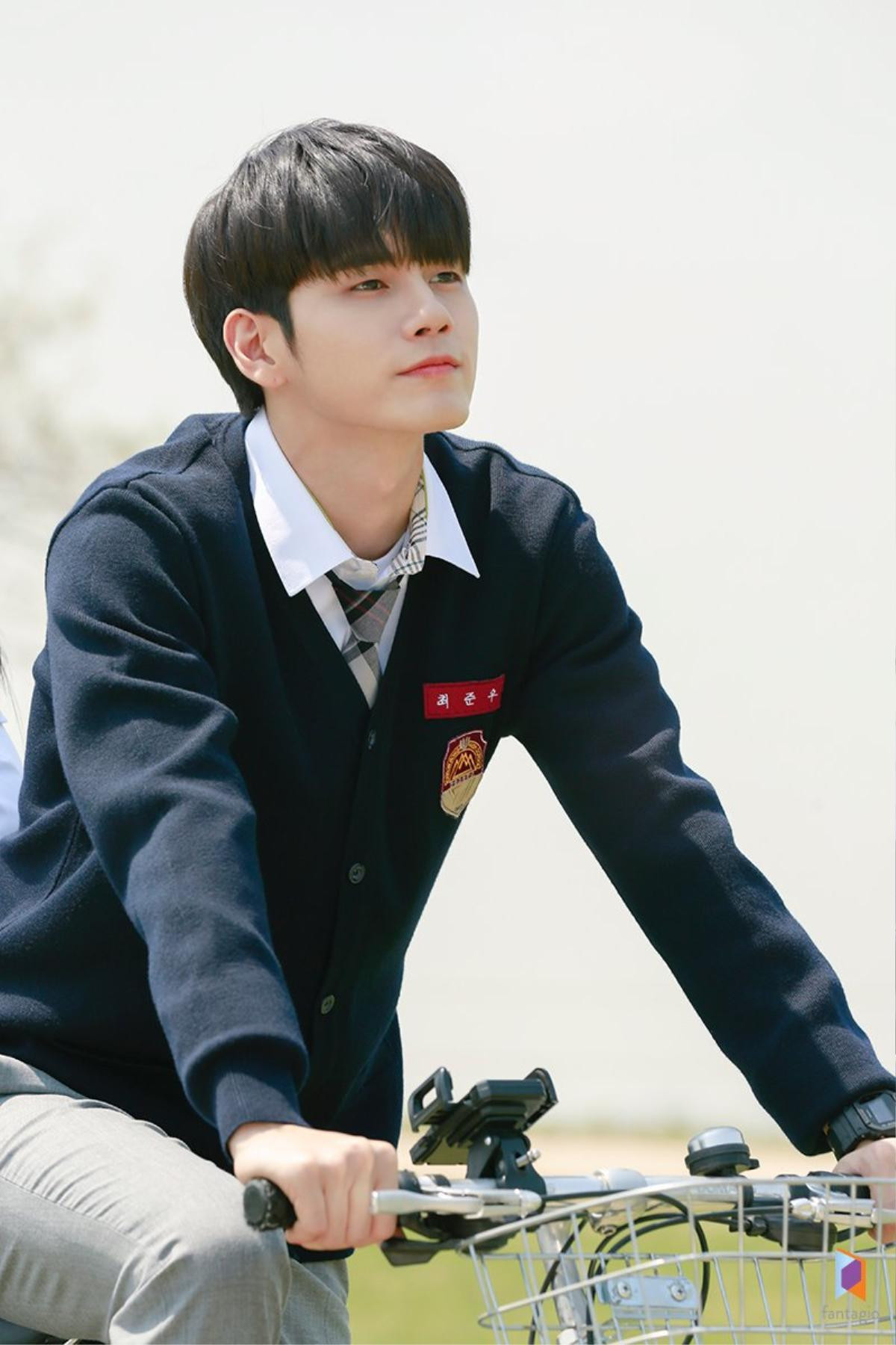 Ngắm tạo hình nam sinh 'đẹp hơn hoa' của Ong Seong Woo (Wanna One) trong phim 'Moments of 18' Ảnh 11