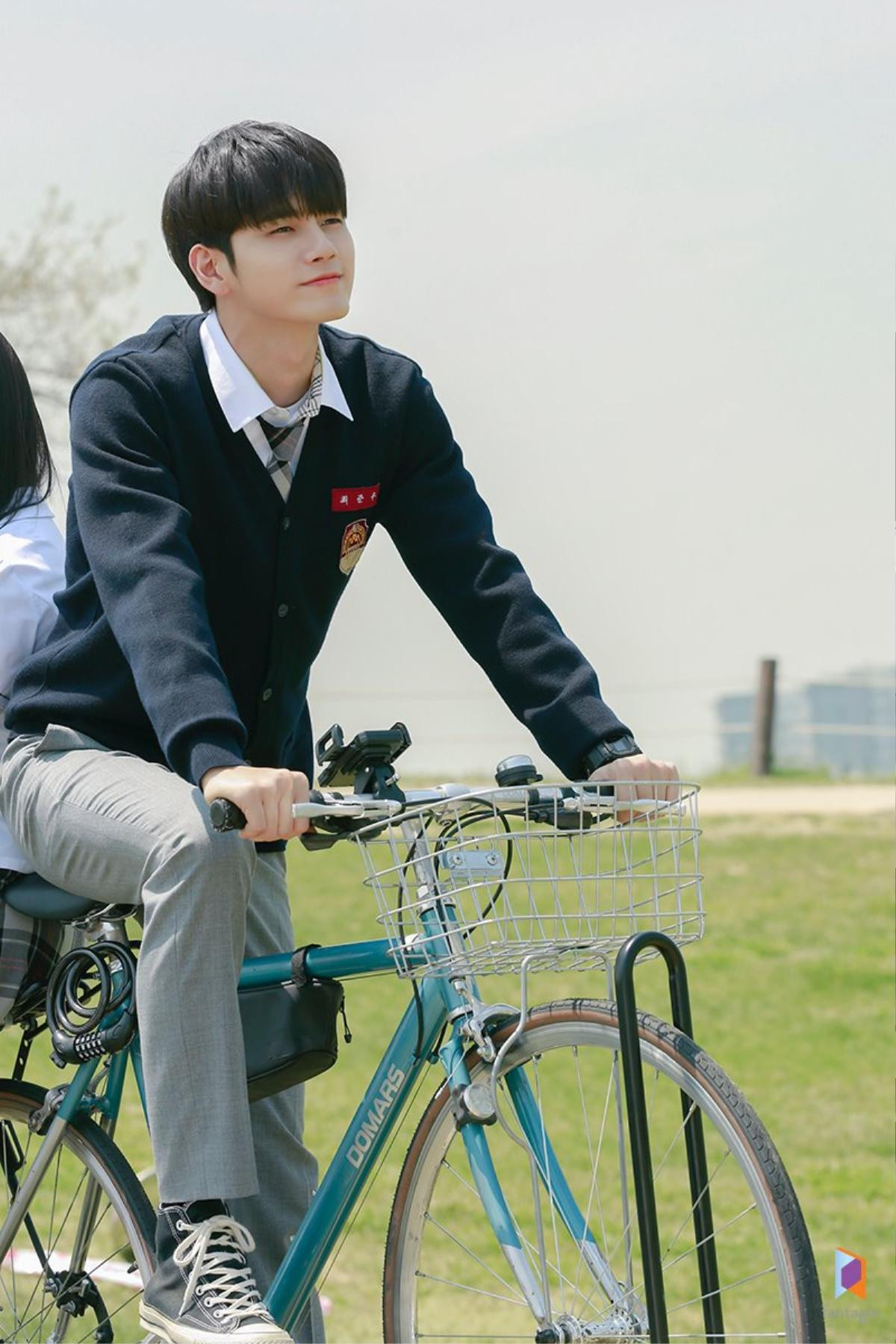 Ngắm tạo hình nam sinh 'đẹp hơn hoa' của Ong Seong Woo (Wanna One) trong phim 'Moments of 18' Ảnh 15