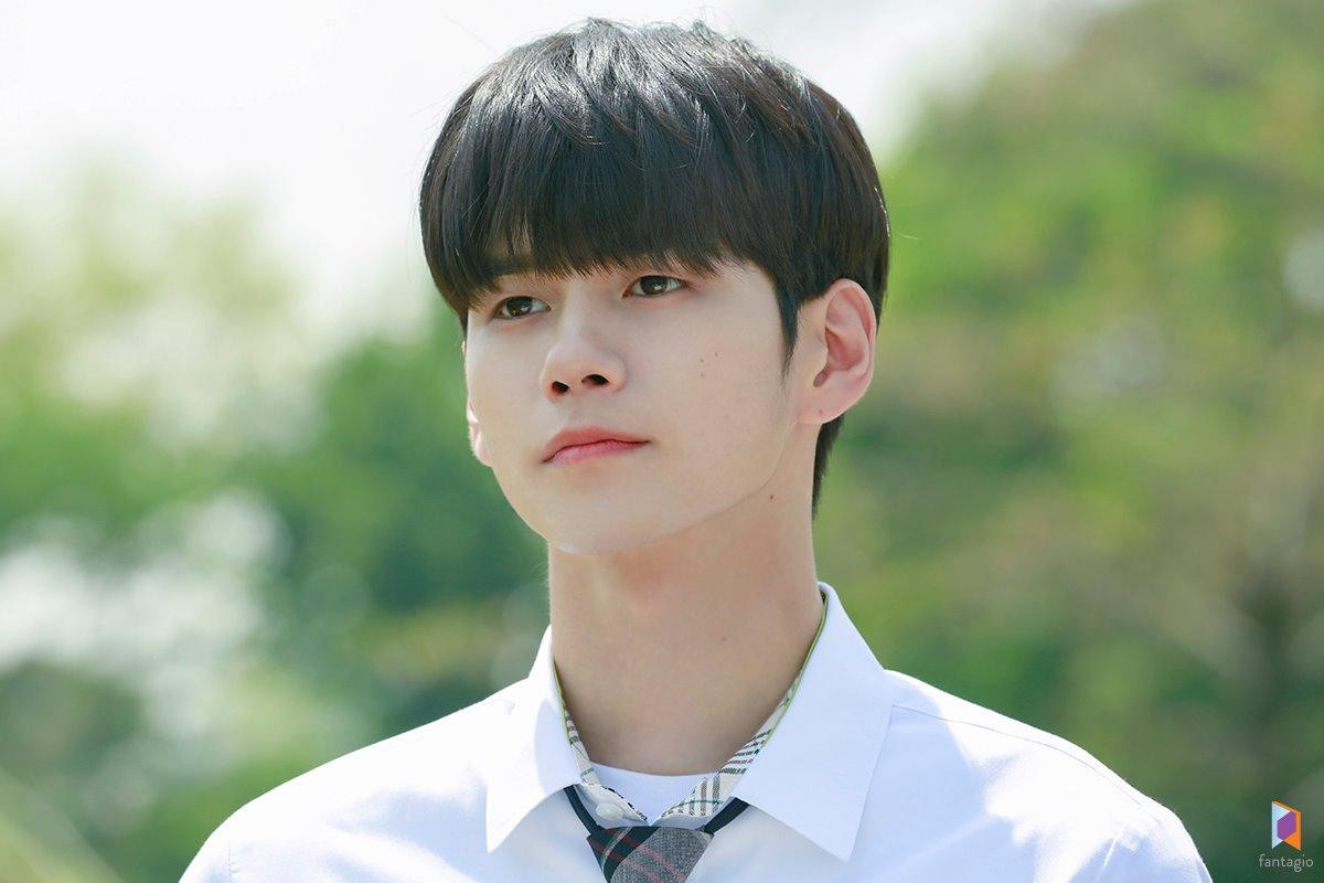 Ngắm tạo hình nam sinh 'đẹp hơn hoa' của Ong Seong Woo (Wanna One) trong phim 'Moments of 18' Ảnh 17