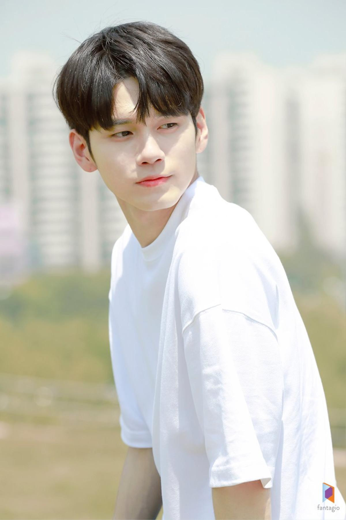 Ngắm tạo hình nam sinh 'đẹp hơn hoa' của Ong Seong Woo (Wanna One) trong phim 'Moments of 18' Ảnh 2