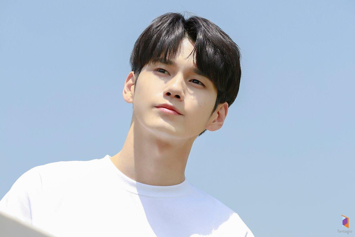 Ngắm tạo hình nam sinh 'đẹp hơn hoa' của Ong Seong Woo (Wanna One) trong phim 'Moments of 18' Ảnh 5