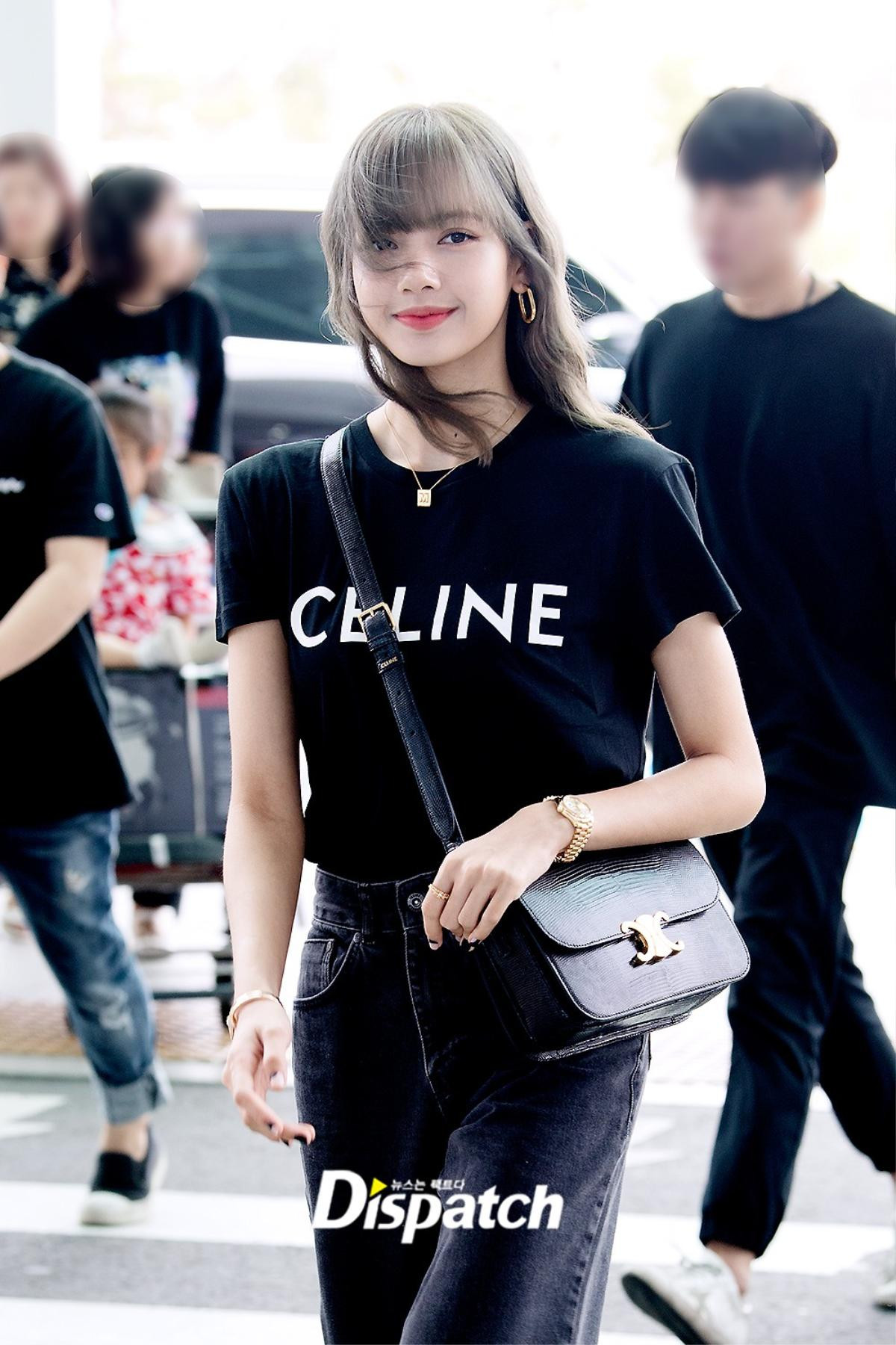 Từ sân bay tới đường phố, Lisa (BlackPink) gây bão với trang phục giản dị nhưng ai dè lại siêu đắt Ảnh 3