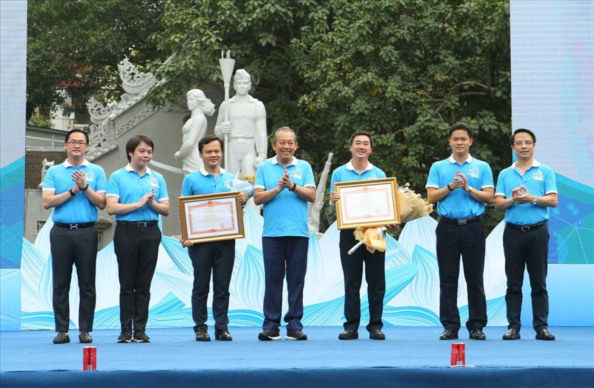 Phó Thủ tướng thường trực Trương Hòa Bình cùng hàng nghìn người hưởng ứng 'Đi bộ vì sức khỏe' Ảnh 2